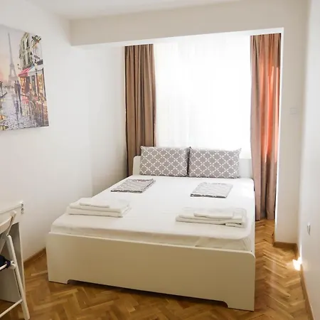 Apartament White *